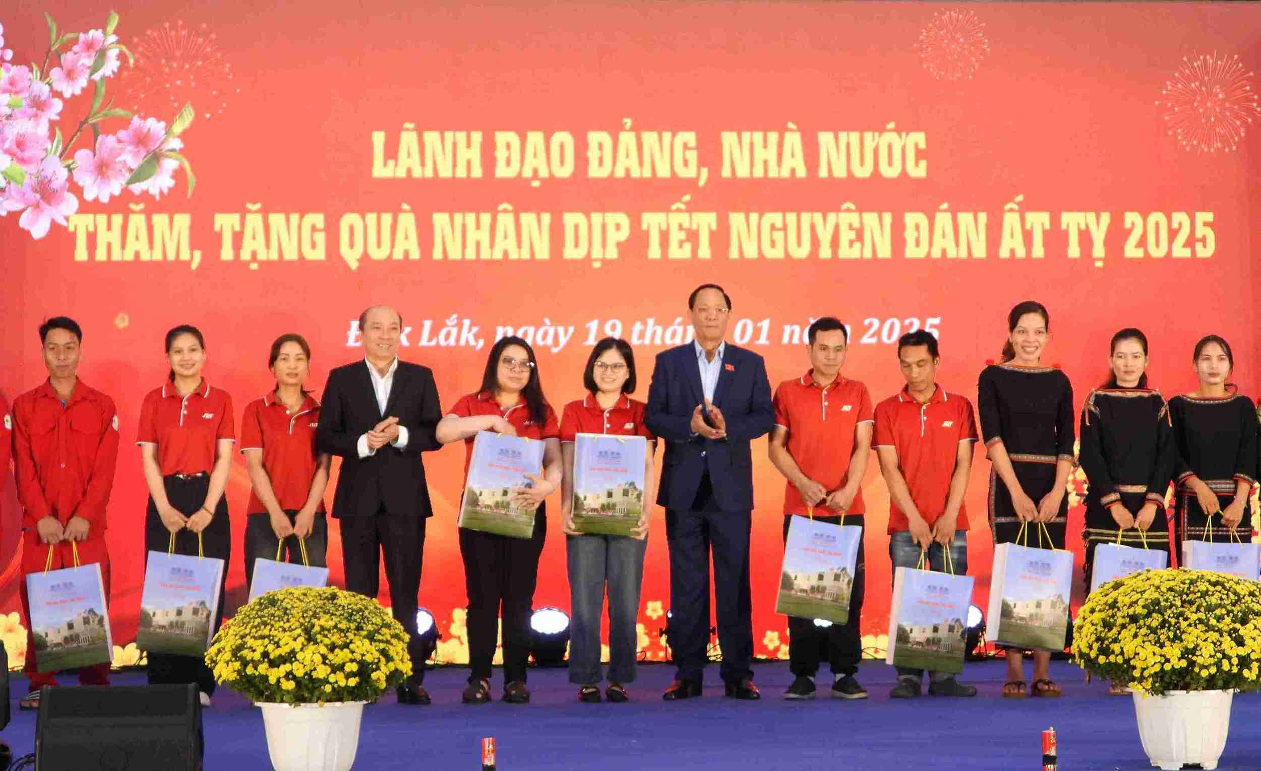Union members and workers in Dak Lak receive Tet gifts from Party and State leaders. Photo: Bao Trung