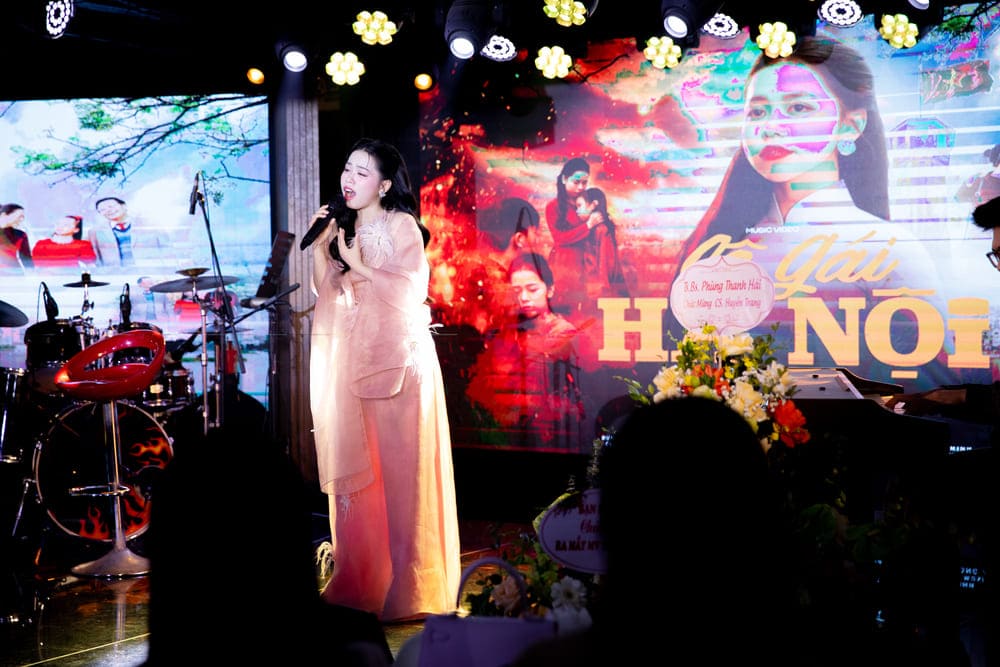 Bui Huyen Trang shows off her powerful voice when introducing her first MV "Co gai Ha Noi". Photo: Interviewee
