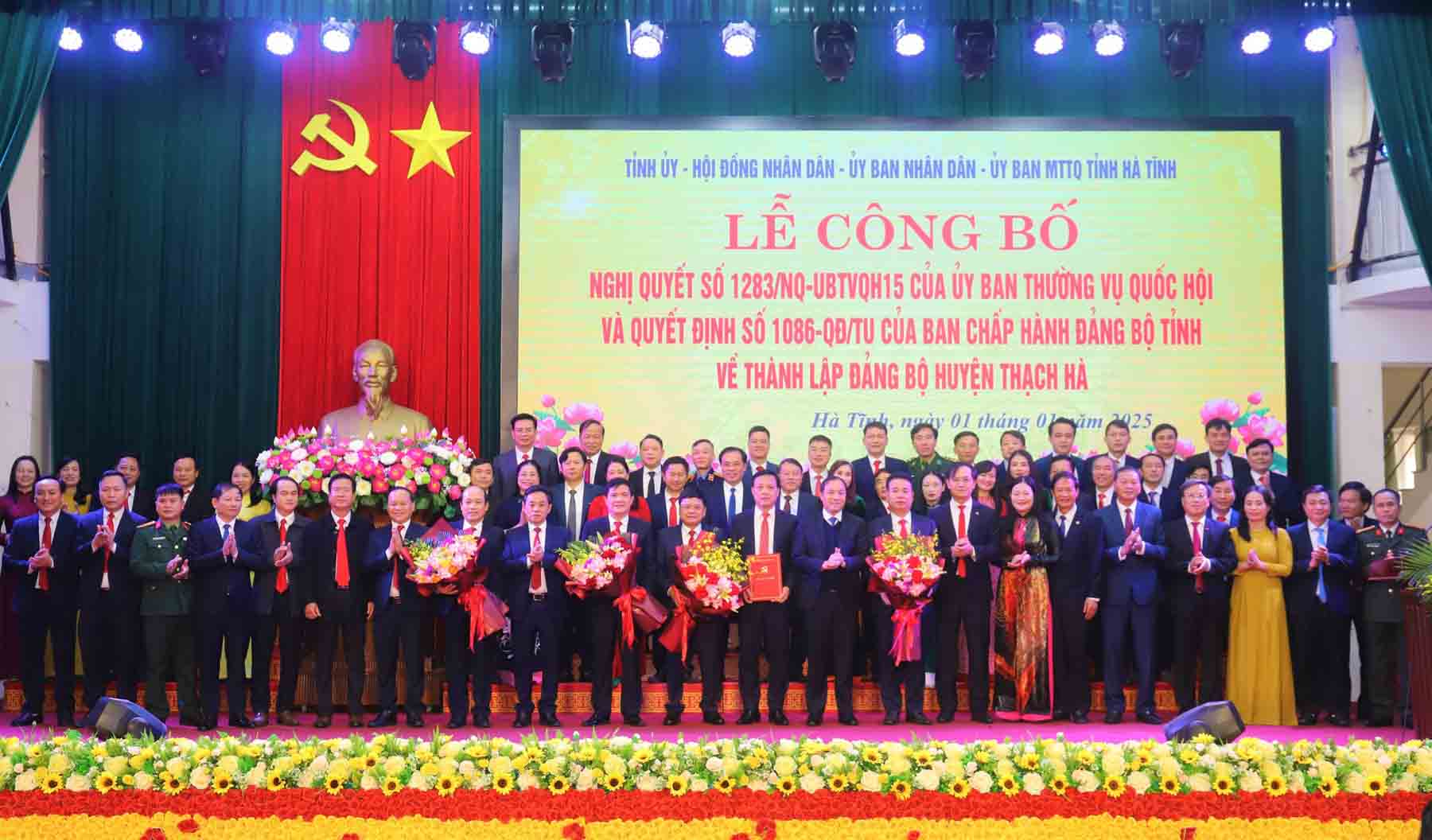 Ra mắt Ban Chấp hành Đảng bộ huyện Thạch Hà (mới) sau khi sáp nhập huyện Lộc Hà vào huyện Thạch Hà. Ảnh: Hà Thạch.