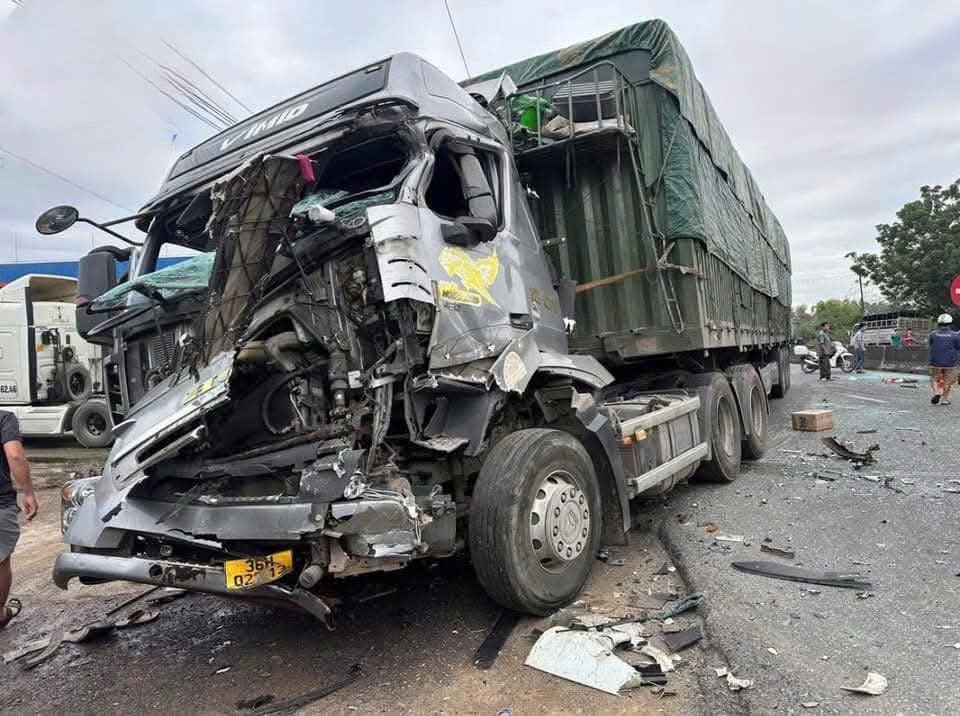 3 vehicles caused an accident on National Highway 1A, through Khanh Hoa province. Photo: Ninh Hoa