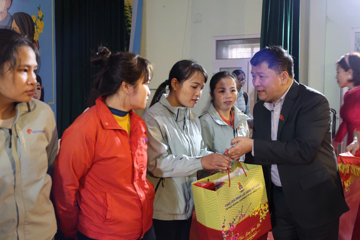 Mr. Ta Van Ha - Vice Chairman of the National Assembly's Committee on Culture and Education presented gifts to workers. Photo: Quyet Chien