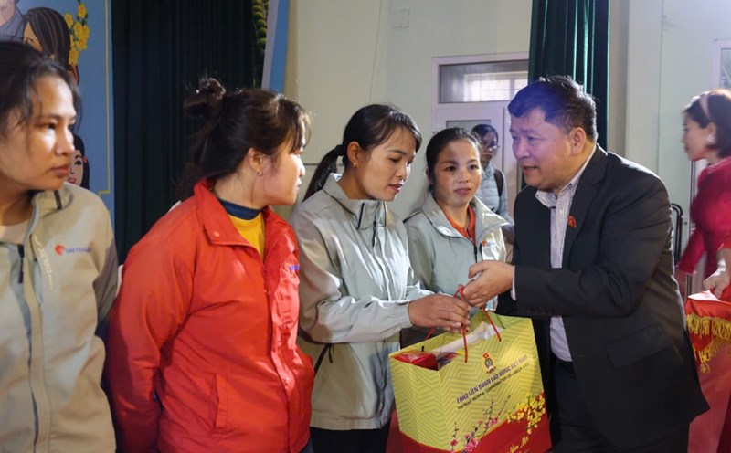 Mr. Ta Van Ha - Vice Chairman of the National Assembly's Committee on Culture and Education presented gifts to workers. Photo: Quyet Chien