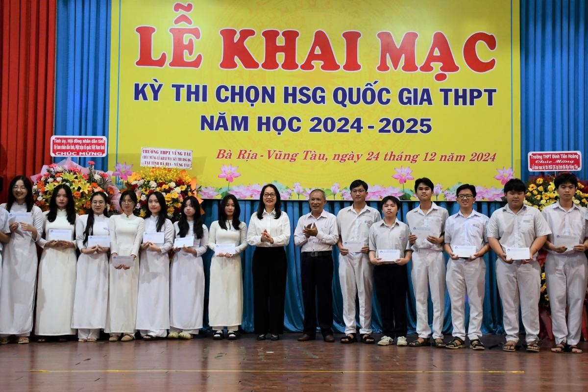 The Department of Education and Training encourages candidates before the national excellent student exam for the 2024-2025 school year. Photo: Khanh Chi