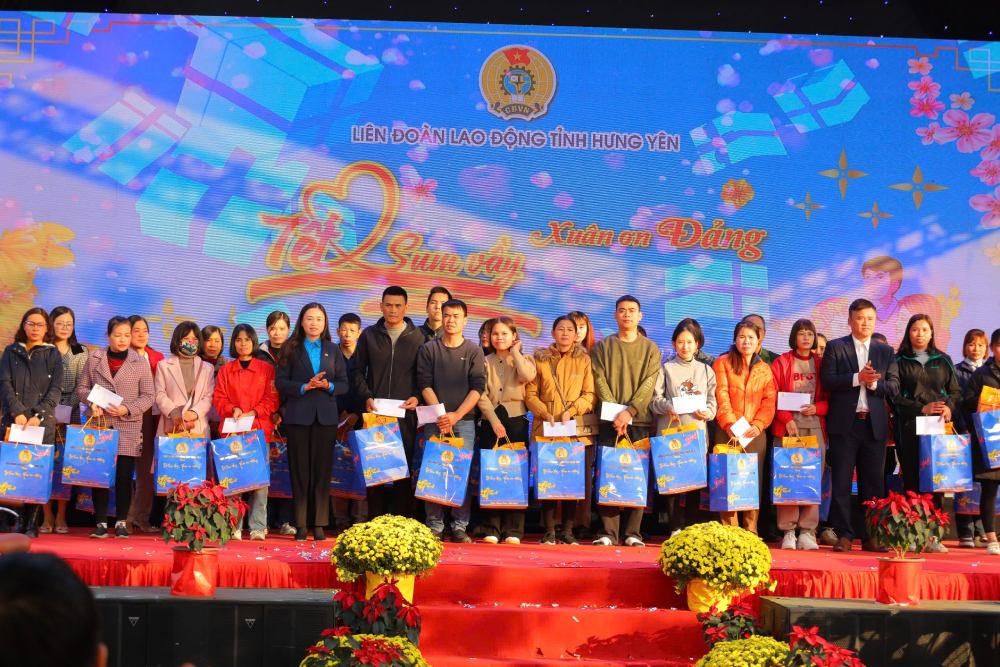 Union members and workers in Hung Yen province receive Tet gifts together. Photo: Thu Trang
