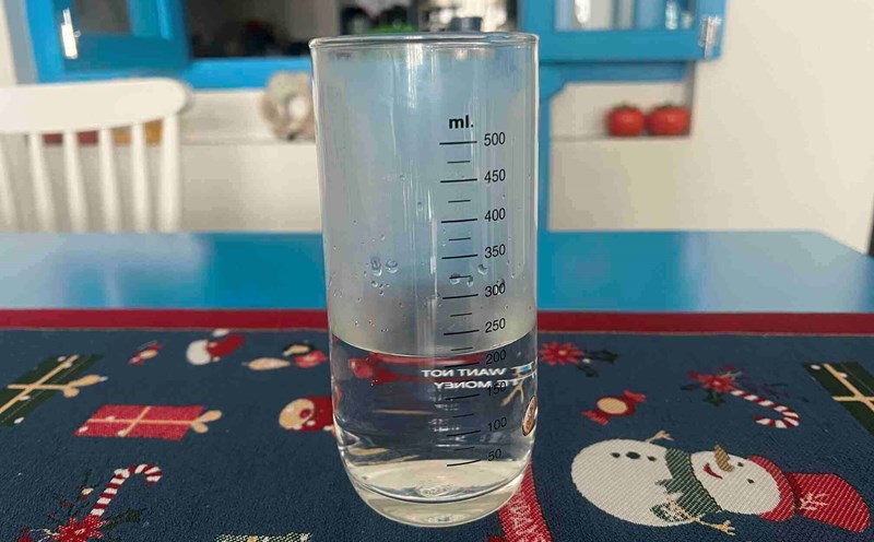 Drinking warm water is not the only and most effective method of liver detoxification. Photo: Kieu Vu