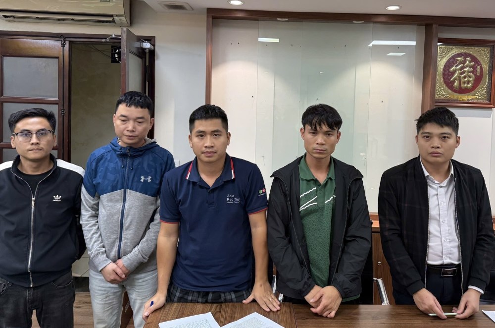 The Ministry of Public Security was assigned to investigate and handle violations in land auctions. In the photo are 5 subjects who violated the land use rights auction in Quang Tien commune, Soc Son district (Hanoi) being detained. Photo: Hanoi City Police