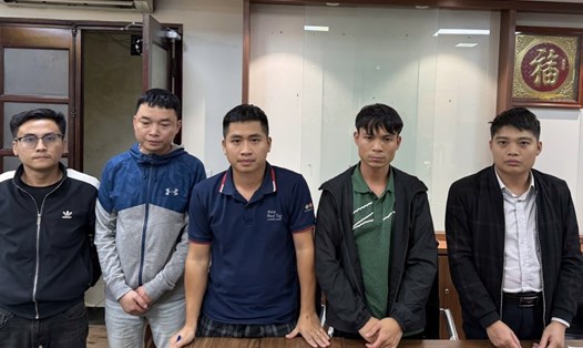 Bộ Công an được giao điều tra, xử lý các vi phạm trong đấu giá đất. Trong ảnh là 5 đối tượng vi phạm đấu giá quyền sử dụng đất tại xã Quang Tiến, huyện Sóc Sơn (Hà Nội) bị tạm giữ. Ảnh: Công an TP Hà Nội