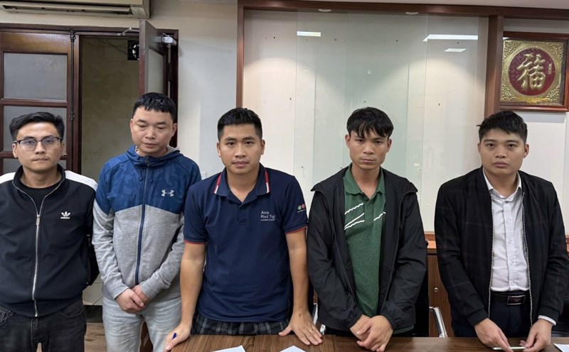 The Ministry of Public Security was assigned to investigate and handle violations in land auctions. In the photo are 5 subjects who violated the land use rights auction in Quang Tien commune, Soc Son district (Hanoi) being detained. Photo: Hanoi City Police