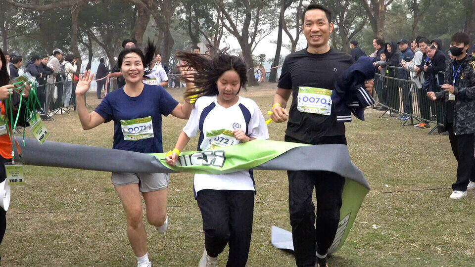 More than 2,000 students and parents run to raise funds for Tet 2025 charity