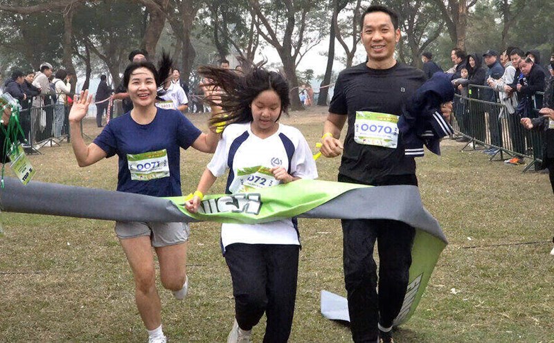 More than 2,000 students and parents run to raise funds for Tet 2025 charity