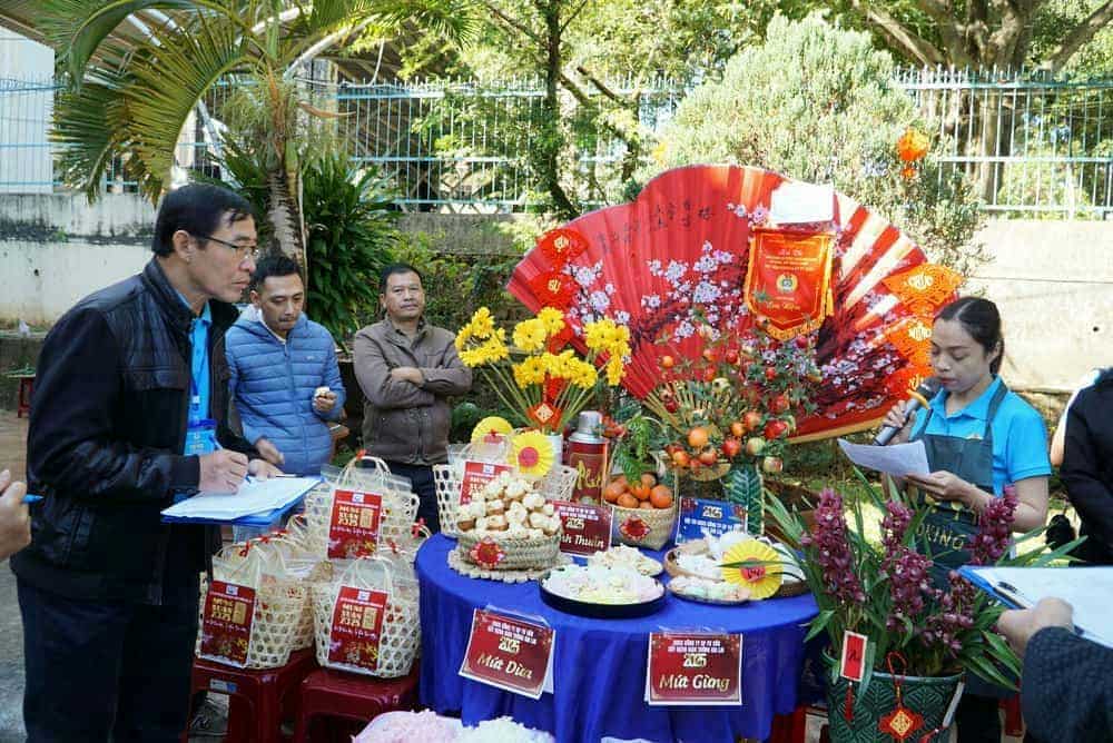Công đoàn sẽ mang những sản phẩm tự tay làm ra để tặng cho công nhân lao động khó khăn. Ảnh: Thanh Tuấn 