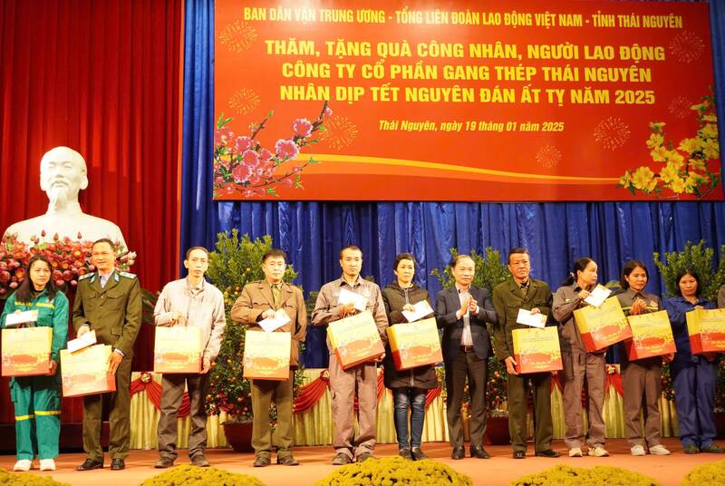 Cac cong nhan, nguoi lao dong tai Cong ty CP Gang thep Thai Nguyen. Anh: Luong Hanh