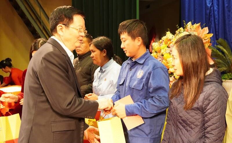 Head of the Central Committee for Mass Mobilization Mai Van Chinh presents Tet gifts in Thai Nguyen. Photo: Luong Hanh