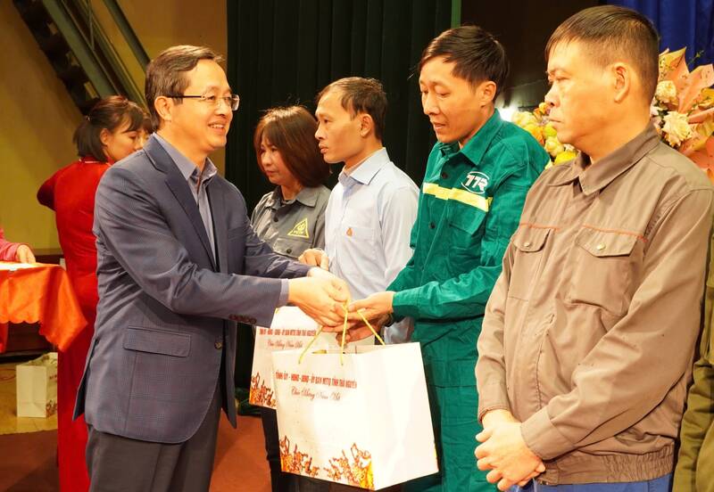 Lanh dao tinh Thai Nguyen trao qua Tet cho nguoi lao dong. Anh: Luong Hanh