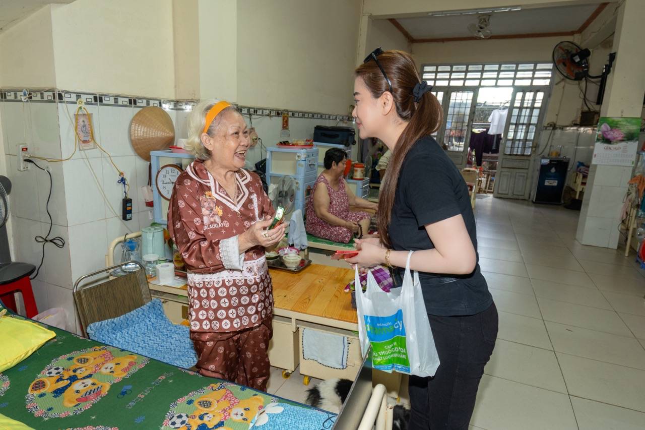Truong Ngoc Anh gives gifts to the elderly. Photo: Organizing Committee