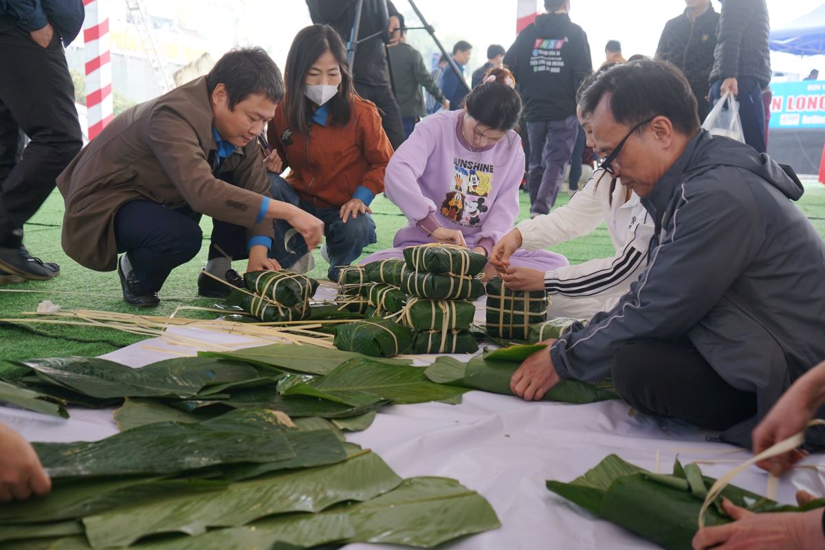 Can bo, doan vien, nguoi lao dong hoi ha trong phan thi goi banh chung. Anh: Quach Du