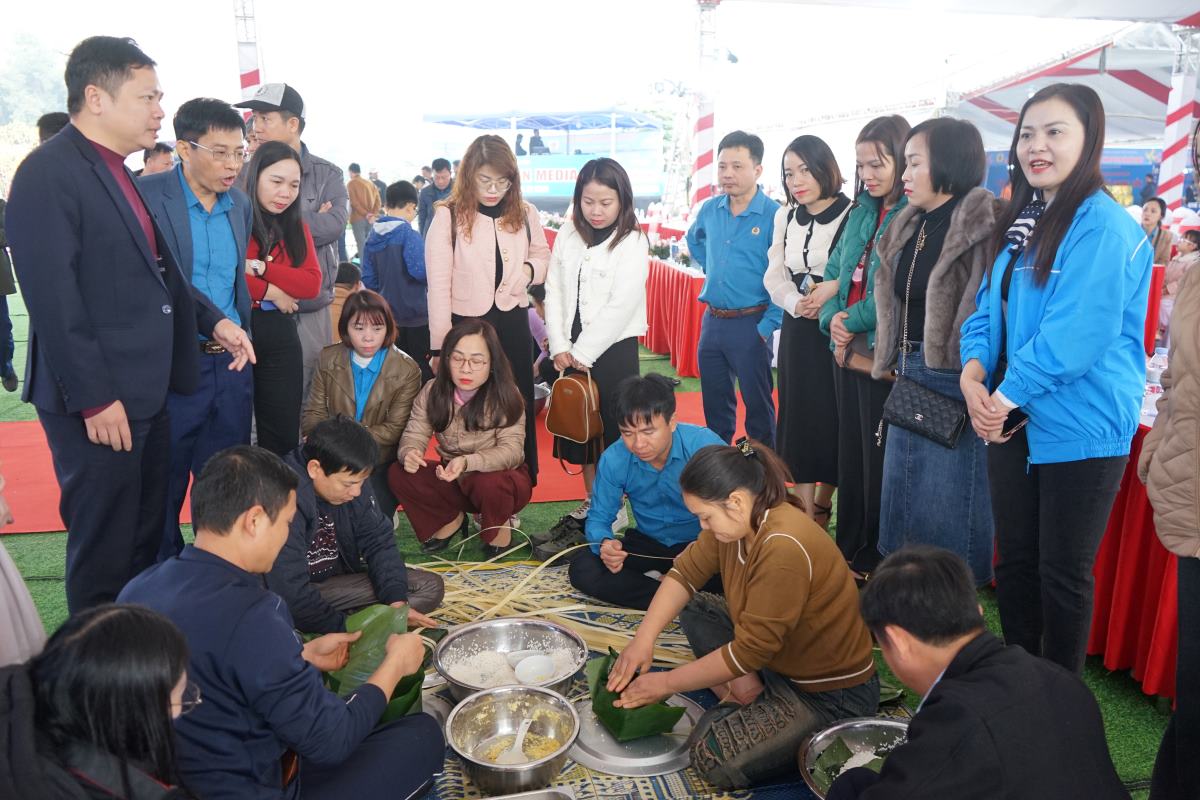 Cac doi thi dua nhau tranh tai goi banh chung. Anh: Quach Du