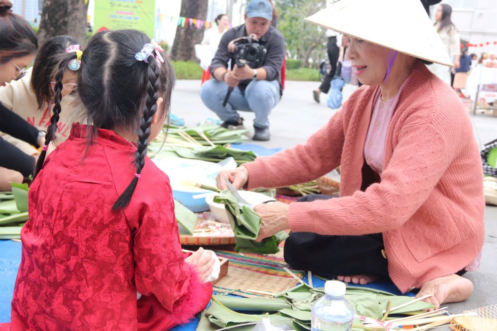 Wrapping banh chung and asking for calligraphy from a scholar at the Da Nang Museum. Photo: Nguyen Linh