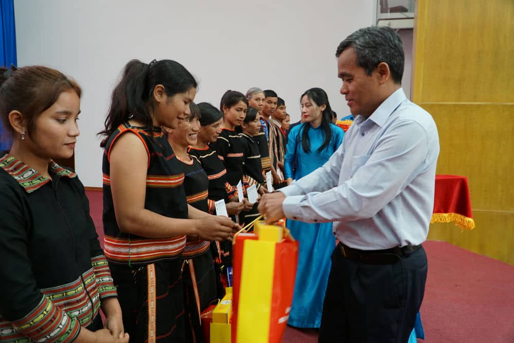 Gia Lai Provincial Party Secretary Ho Van Nien presents Tet gifts to workers and policy families in the province. Photo: Thanh Tuan