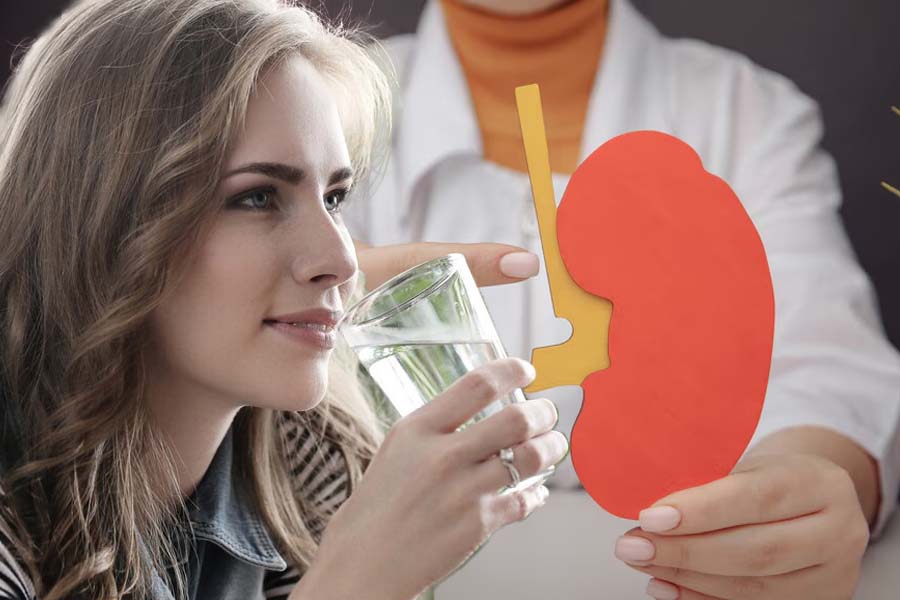 Drinking enough water every day helps strengthen kidney function and supports the natural process of eliminating kidney stones.