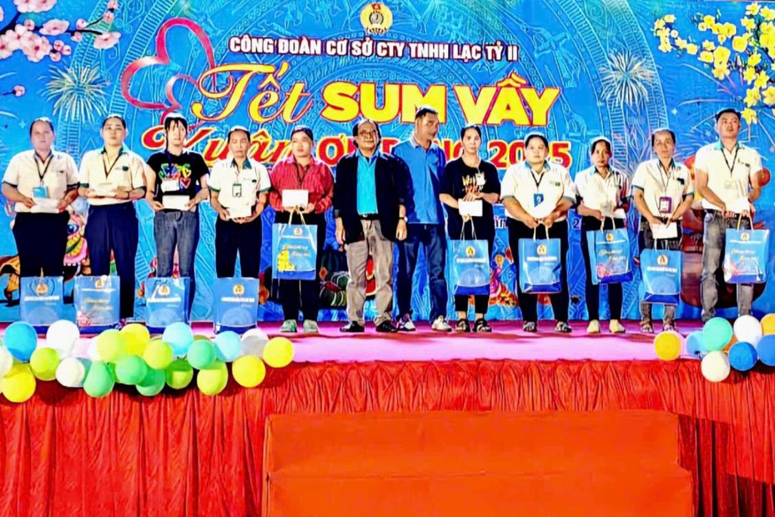 Lanh dao LDLD tinh Hau Giang, Cong doan cac KCN va don vi cong ty trao qua Tet cho cong nhan. Anh: Vo Hien