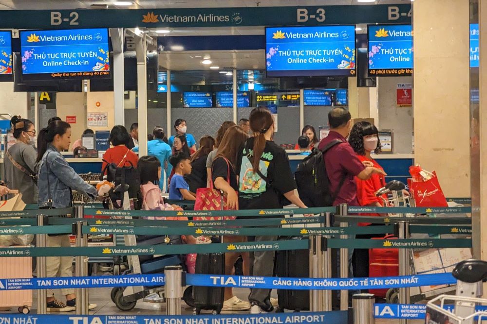 Cac khu vuc check -in Vietjet Air, Vietnam Airline dong duc khach lam thu tuc. Anh: Anh Tu