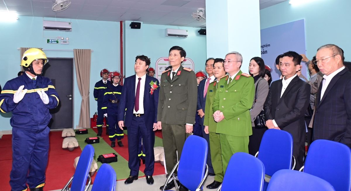 Cac dai bieu tham quan, trai nghiem mo phong hoi suc tim phoi (CPR). Anh: Cong an TP Hai Phong