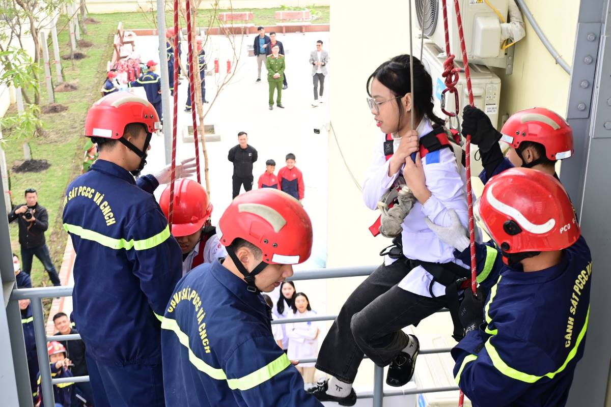 Students and people participate in the experience. Photo: Hai Phong City Police