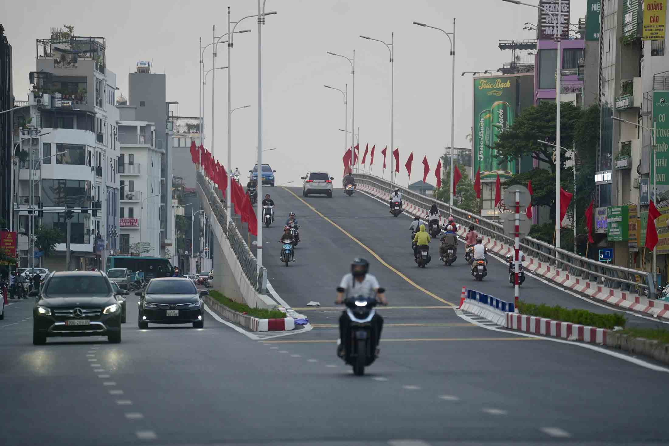 Tai mot so nut giao lon nhu Nguyen Trai - Khuat Duy Tien, Le Van Luong, Trung Hoa duoc xay nut giao nhieu tang gom ham, duong tren cao, duong bo o giua.