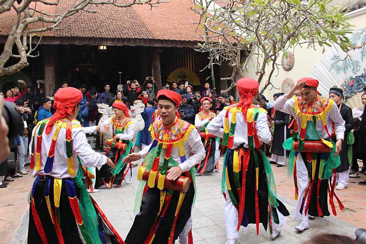 Tiet muc mua “con di danh bong” do cac chang trai lang Trieu Khuc the hien.