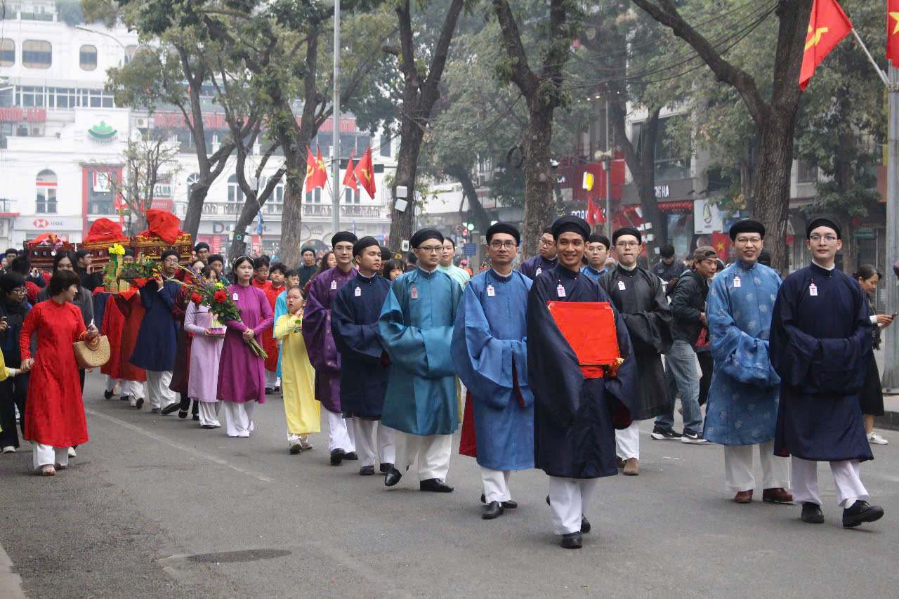 Diem nhan cua chuong trinh khai mac la doan ruoc le voi quy mo khoang 400 thanh vien mac trang phuc truyen thong, di chuyen qua cac diem di tich lich su cua Ho Hoan Kiem va pho co Ha Noi.