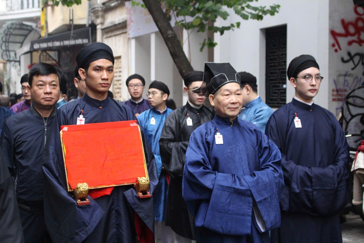 Doan ruoc xuat phat tu 50 Dao Duy Tu, di qua cac tuyen pho, cac di tich lich su cua pho co roi ve dinh Kim Ngan ( 42 Hang Bac). 