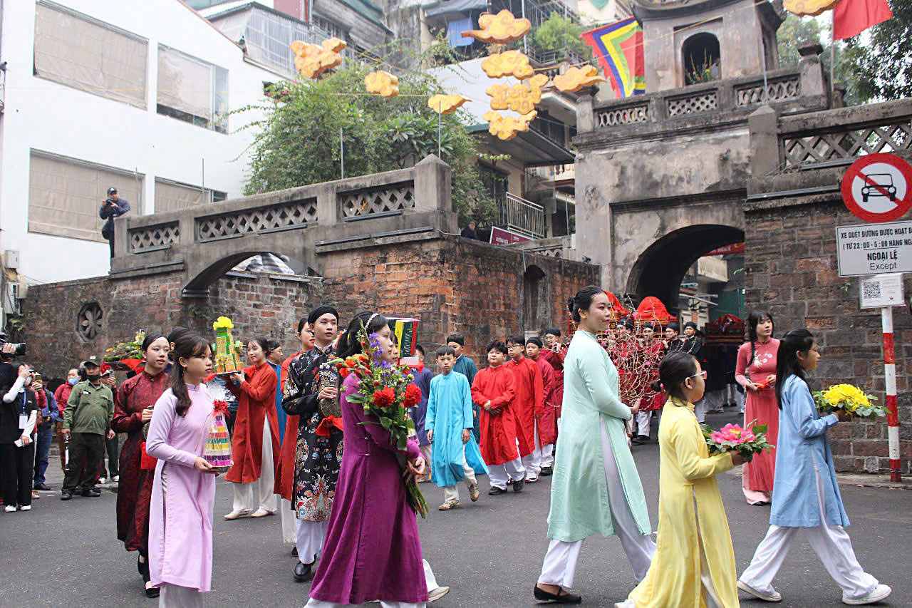 Doan ruoc di qua di tich O Quan Chuong - cua o duy nhat con ven nguyen cua Ha Noi.