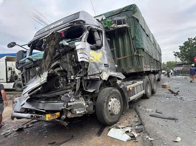3 vehicles caused an accident on National Highway 1A, through Khanh Hoa province. Photo: Ninh Hoa