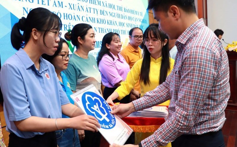 Mr. Tran Dung Ha - Deputy Director of Ho Chi Minh City Social Insurance - presented social insurance books and health insurance cards to households in Thu Duc City, Ho Chi Minh City. Photo: Duc Long