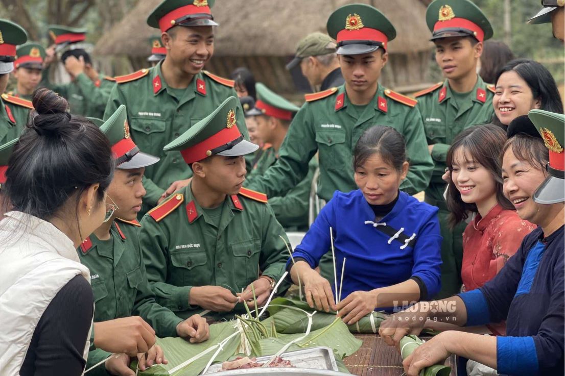 Khong khi goi banh chung vui vay, am cung, tham dam tinh quan dan.