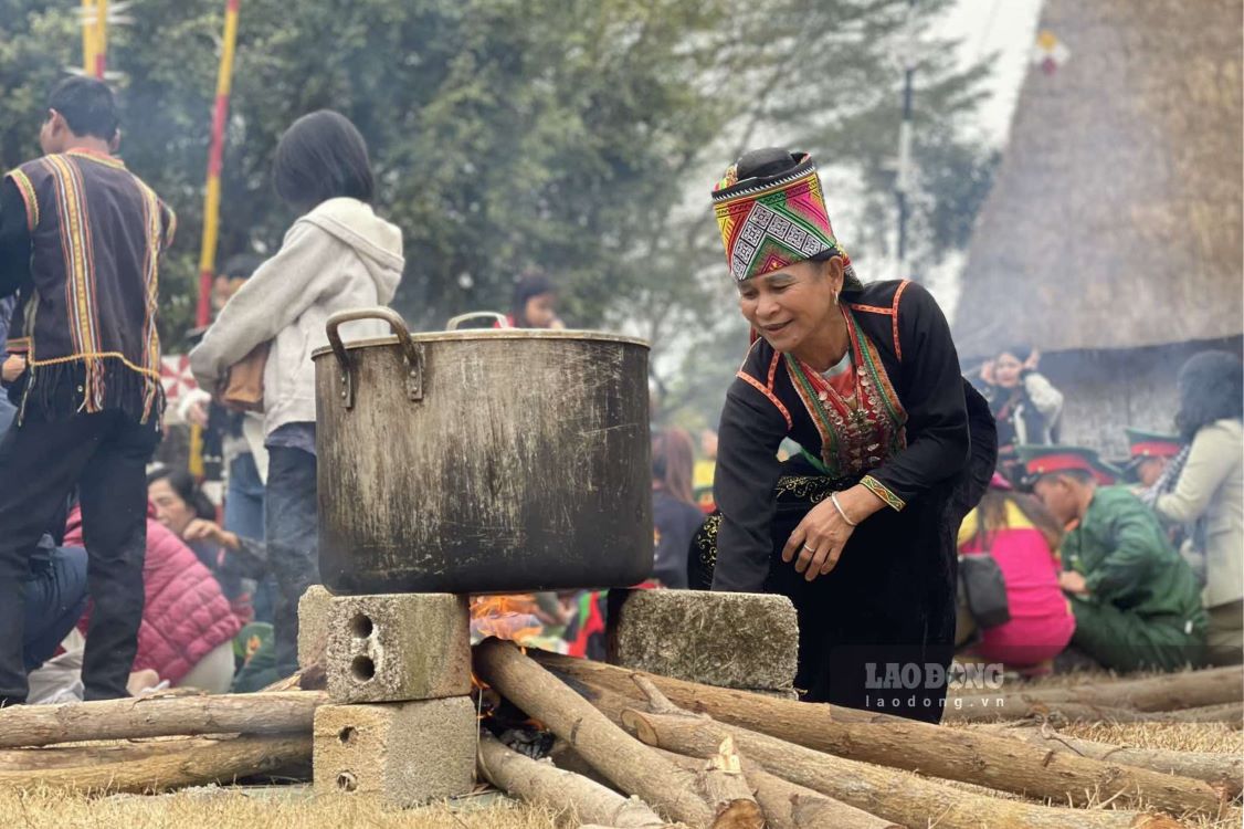 Sau khi goi thanh hinh banh chung, dong bao cac dan toc thieu so noi day bat dau cong doan luoc banh chung va canh banh chin ben bep lua dang ruc hong. 