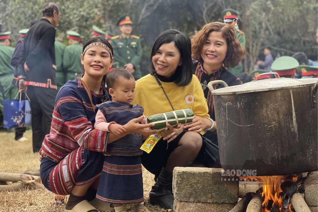 Dong bao cac dan toc thieu so song tai Lang Van hoa - Du lich cac dan toc Viet Nam vui ve voi thanh pham cua minh sau thoi gian miet mai goi banh.