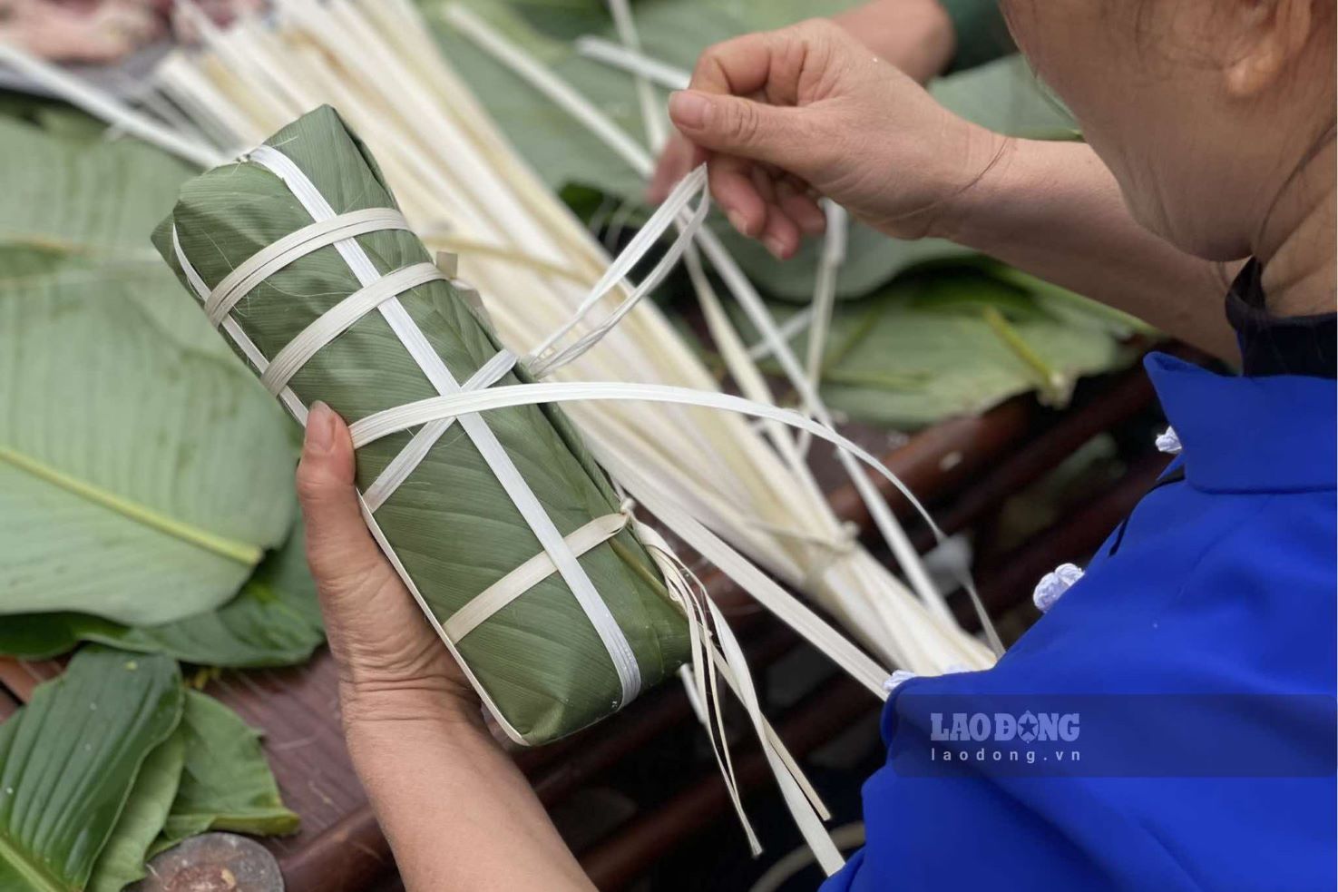 Nhung chiec banh chung, banh chung gu, banh tet... duoc goi ghem mang theo uoc vong ve mot nam moi binh an, hanh phuc cua ba con noi day.