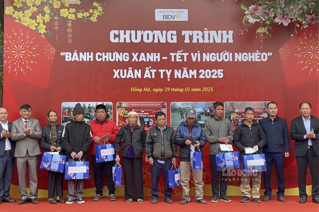 Cung voi do, nhieu ca nhan va doanh nghiep cung da dong gop, gop phan mang den gan 700 phan qua Tet y nghia cho cac ho ngheo tai nhieu dia phuong. Chuong trinh “Banh chung xanh - Tet vi nguoi ngheo” khong chi gop phan bao ton, gin giu net dep van hoa truyen thong ma con la dip de lan toa nhung gia tri nhan van tot dep cua dan toc Viet Nam trong dip Tet co truyen.