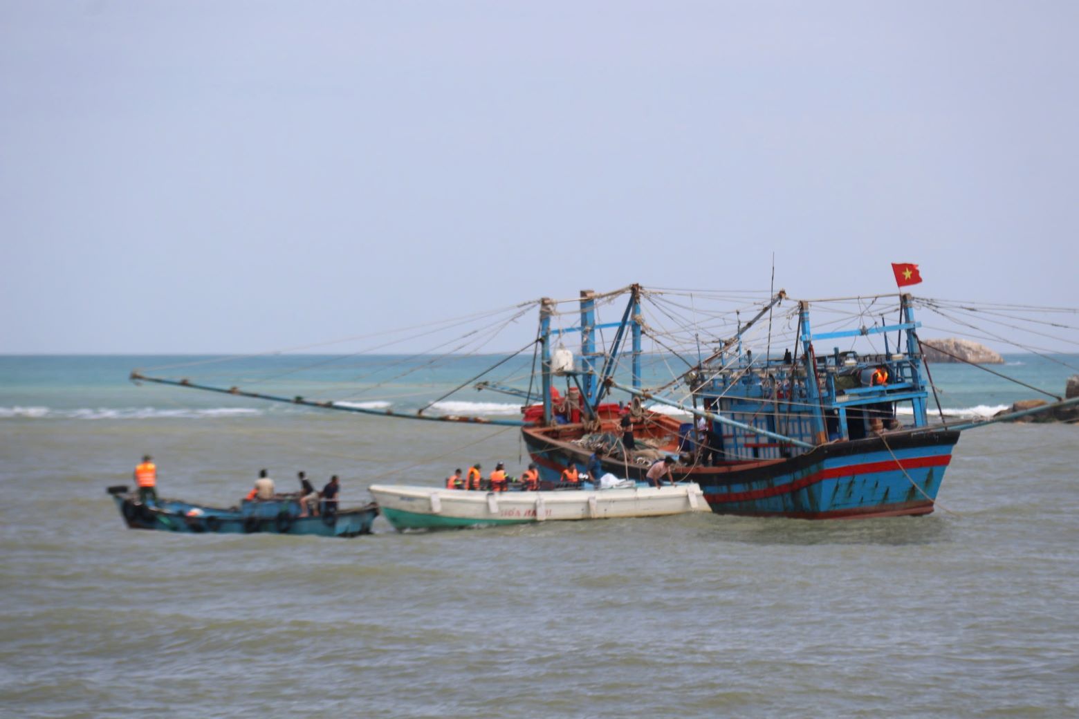 Authorities are searching for missing fishermen at the mouth of the Cai River in Nha Trang. Photo: Phuong Linh