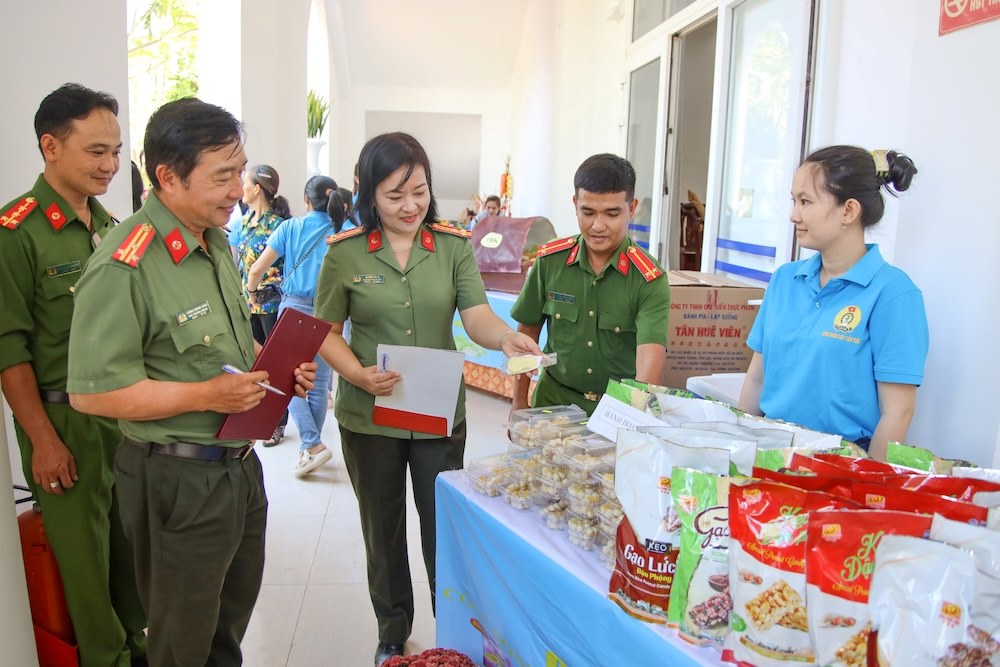 Ban Giam khao cham diem cho phan thi “Trung bay cac gian hang”. Anh: Cong an Can Tho