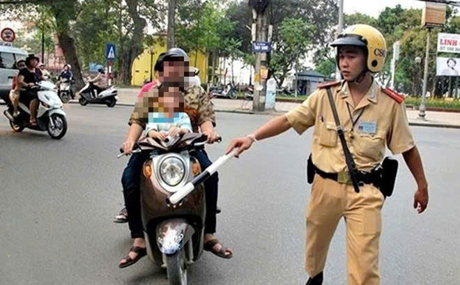Motorcyclists who do not have a left-side rearview mirror or have one that is not functional can be fined from 400,000 VND to 600,000 VND. Photo: Minh Huong