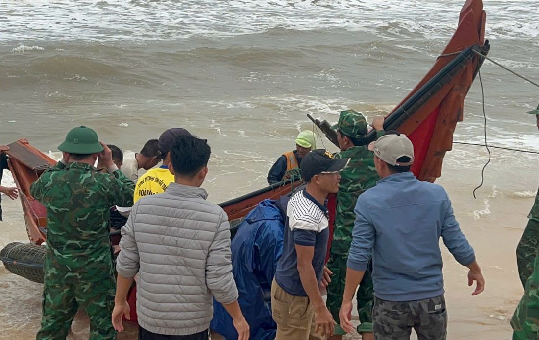 A fishing boat sunk by waves is pulled ashore. Photo: H.Nguyen