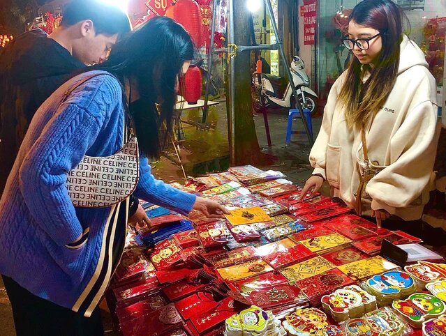 Chi Dung Nhi dang tu van li xi cho khach. Anh: Lan Huong.