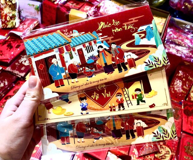 Many types of horizontal red envelopes are chosen by buyers. Photo: Lan Huong.