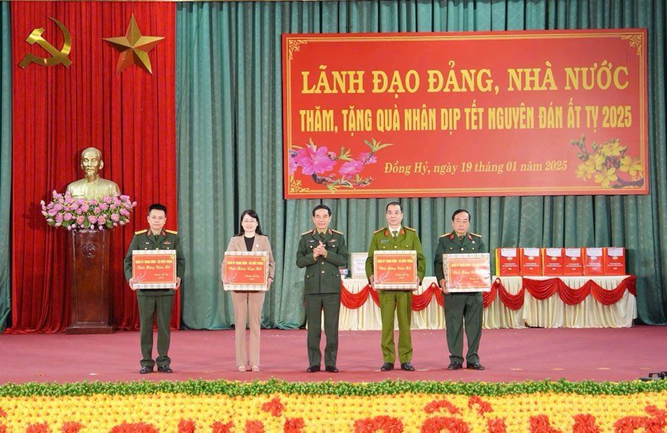 Dai tuong Phan Van Giang cung doan cong tac tang qua Tet tai huyen Dong Hy. Anh: Lang Khoa