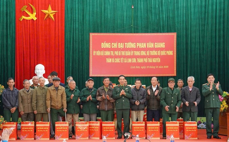 General Phan Van Giang presents Tet gifts in Thai Nguyen province. Photo: Lang Khoa