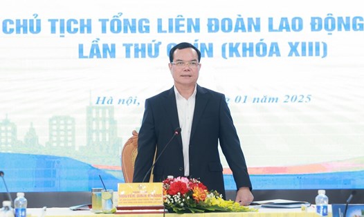 Ông Nguyễn Đình Khang - Ủy viên Trung ương Đảng, Chủ tịch Tổng LĐLĐVN chủ trì Hội nghị lần thứ 9, khóa XIII Đoàn Chủ tịch Tổng LĐLĐVN. Ảnh: Hải Nguyễn