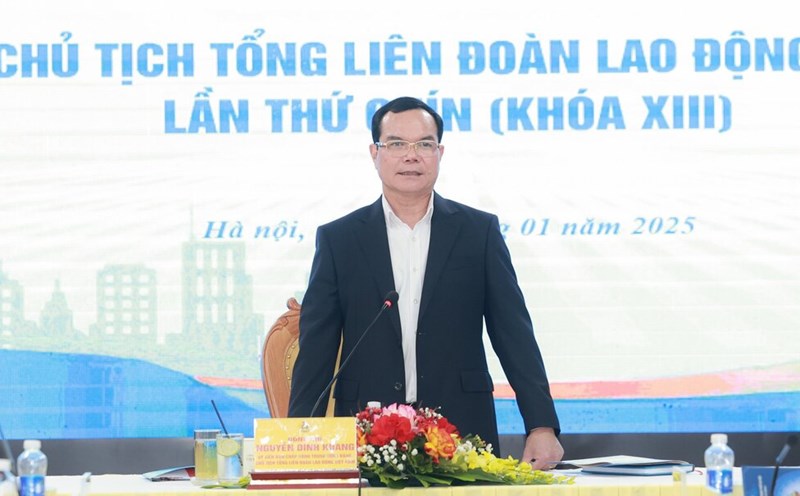 Mr. Nguyen Dinh Khang - Member of the Party Central Committee, President of the Vietnam General Confederation of Labor chaired the 9th Conference, 13th term of the Presidium of the Vietnam General Confederation of Labor. Photo: Hai Nguyen